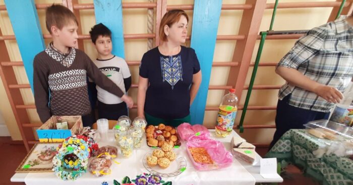 Торгували на ярмарку і смаколиками і розсадою з квітами. Наторгували понад 26 тисяч гривень