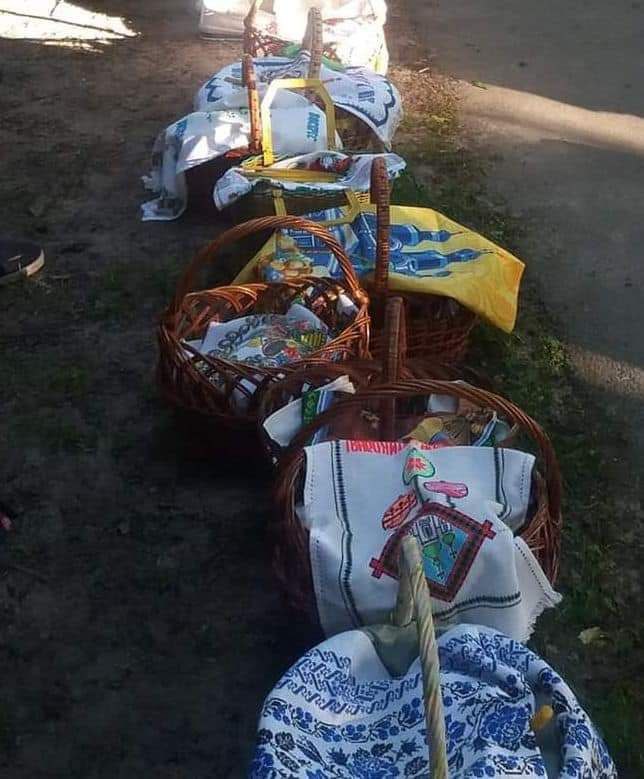 Сосничани і кошики великодні освячували, і для ЗСУ донатили