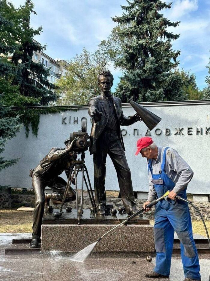 ФОТОФАКТ. Пам’ятник режисеру Олександру Довженку встановили у Києві