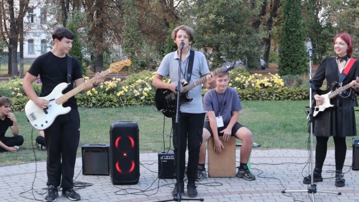 Гурти “Панкейк” та “Без слів” привітали сосничан з Днем селища