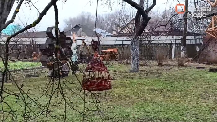 У день зимового сонцестояння відвідувачі музею плели різдвяних павуків