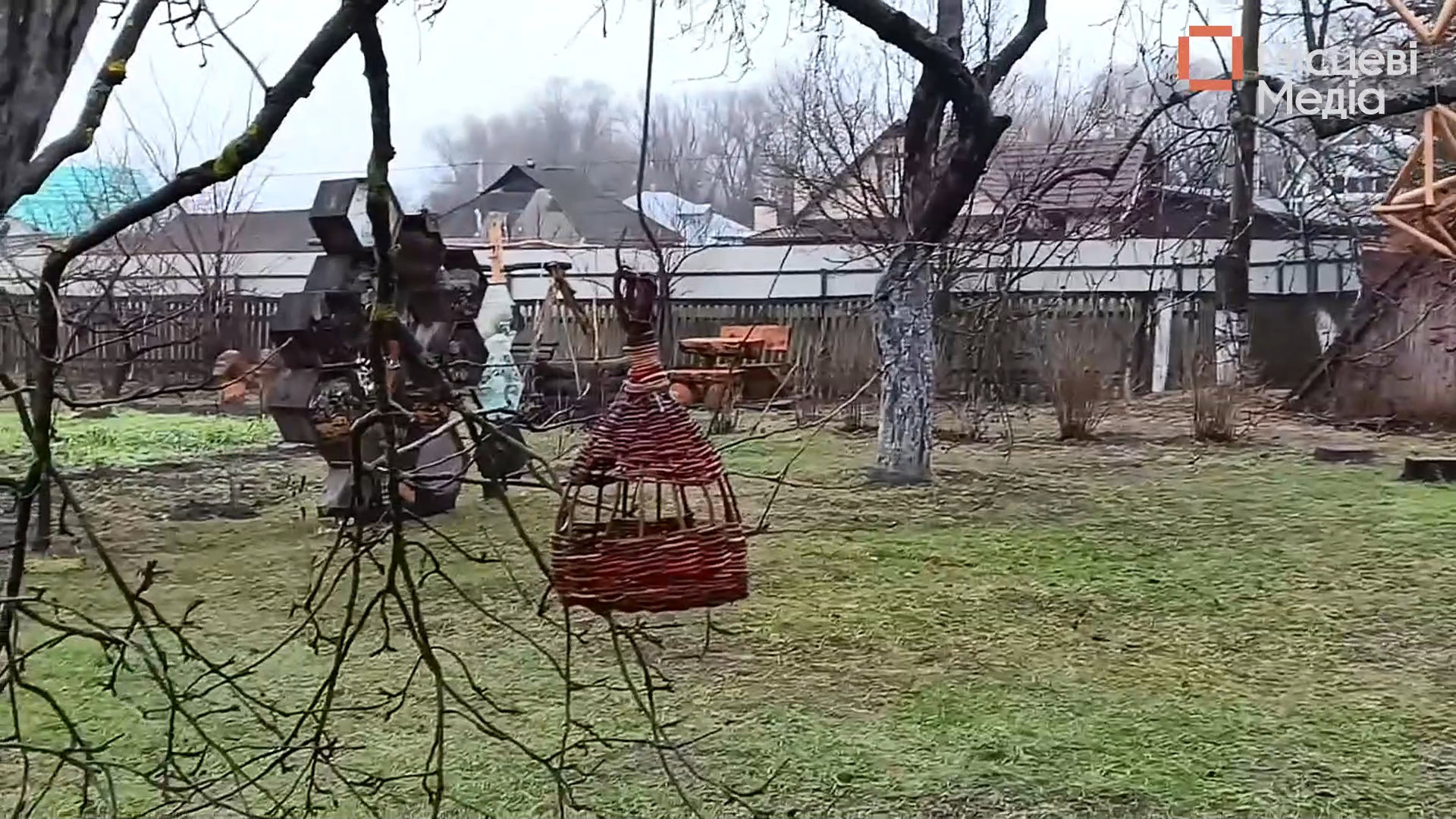 У день зимового сонцестояння відвідувачі музею плели різдвяних павуків