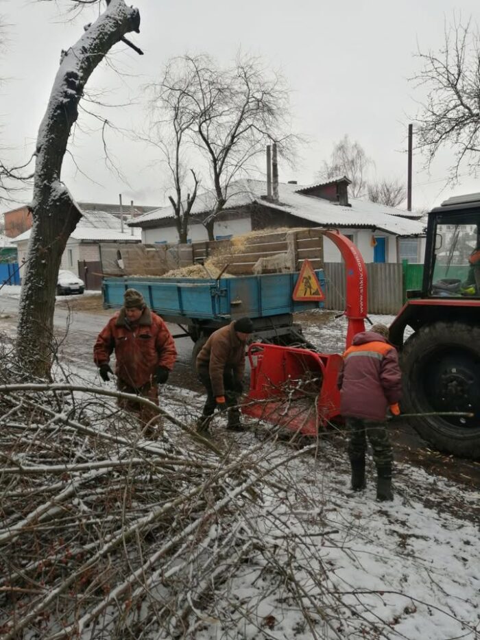 ФОТОФАКТ.  Нескінченно можна дивитися на три речі: як дзюрчить вода, як горить вогнище та… як займається обрізанням дерев КП “Благоустрій-Сосниця”..