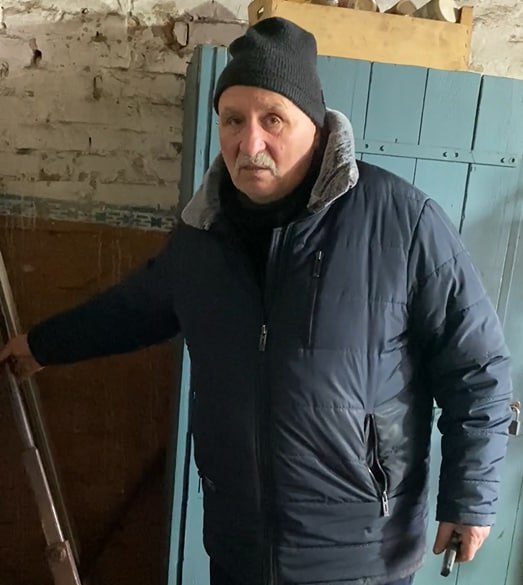 <strong>МІСЦЕВІ</strong> <strong>Віталій Онищенко: <em>«З тим ведмедем була морока. Все викував. Кожну голочку соснову. А потім глянув – а ведмідь без…яєць. Ну, як йому без цього? Теж зробив. Ох і наслухався тоді від людей…»</em></strong>