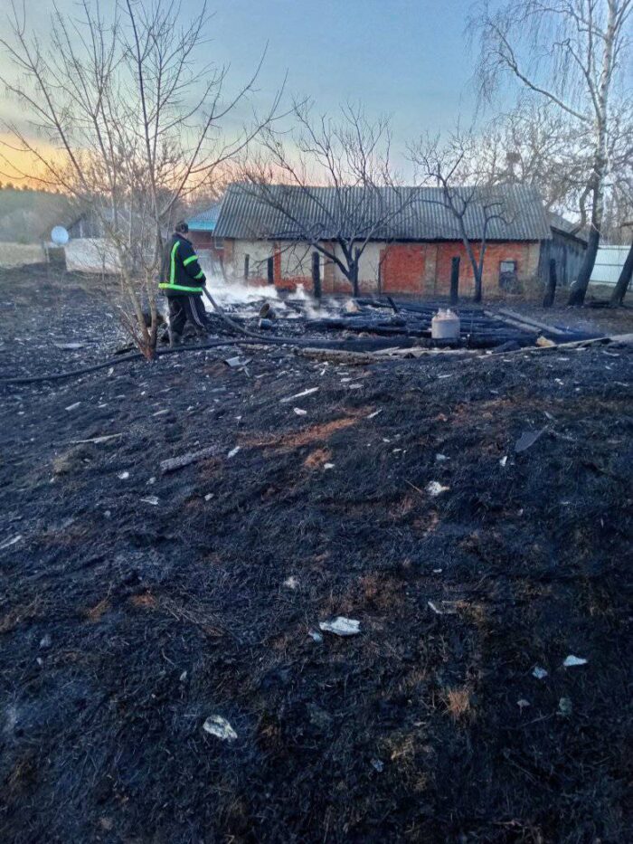У Пекареві через спалення сухостою згорів будинок