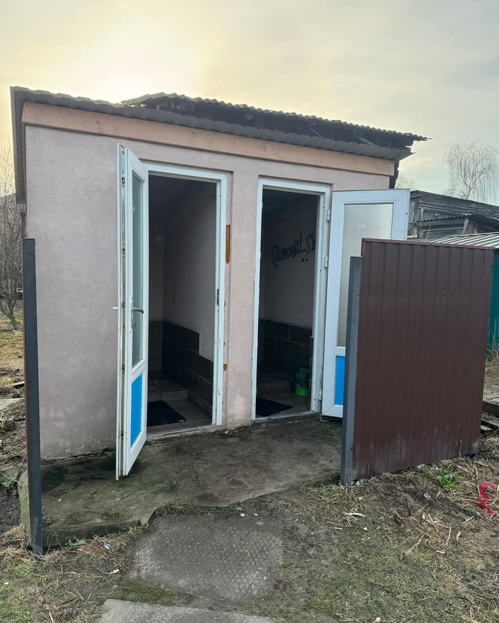 Громадську вбиральню біля “круга” помили