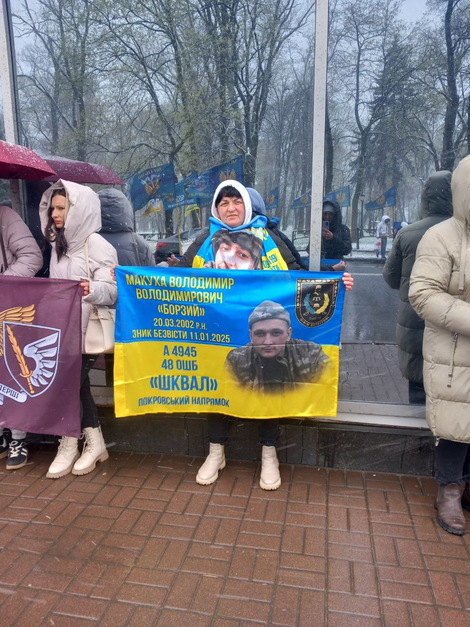 Я хустку чорну зняла. Сказала собі: «Ні, він живий»