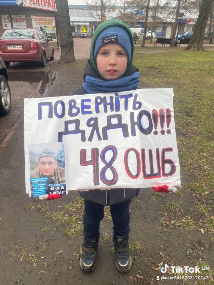 Я хустку чорну зняла. Сказала собі: «Ні, він живий»