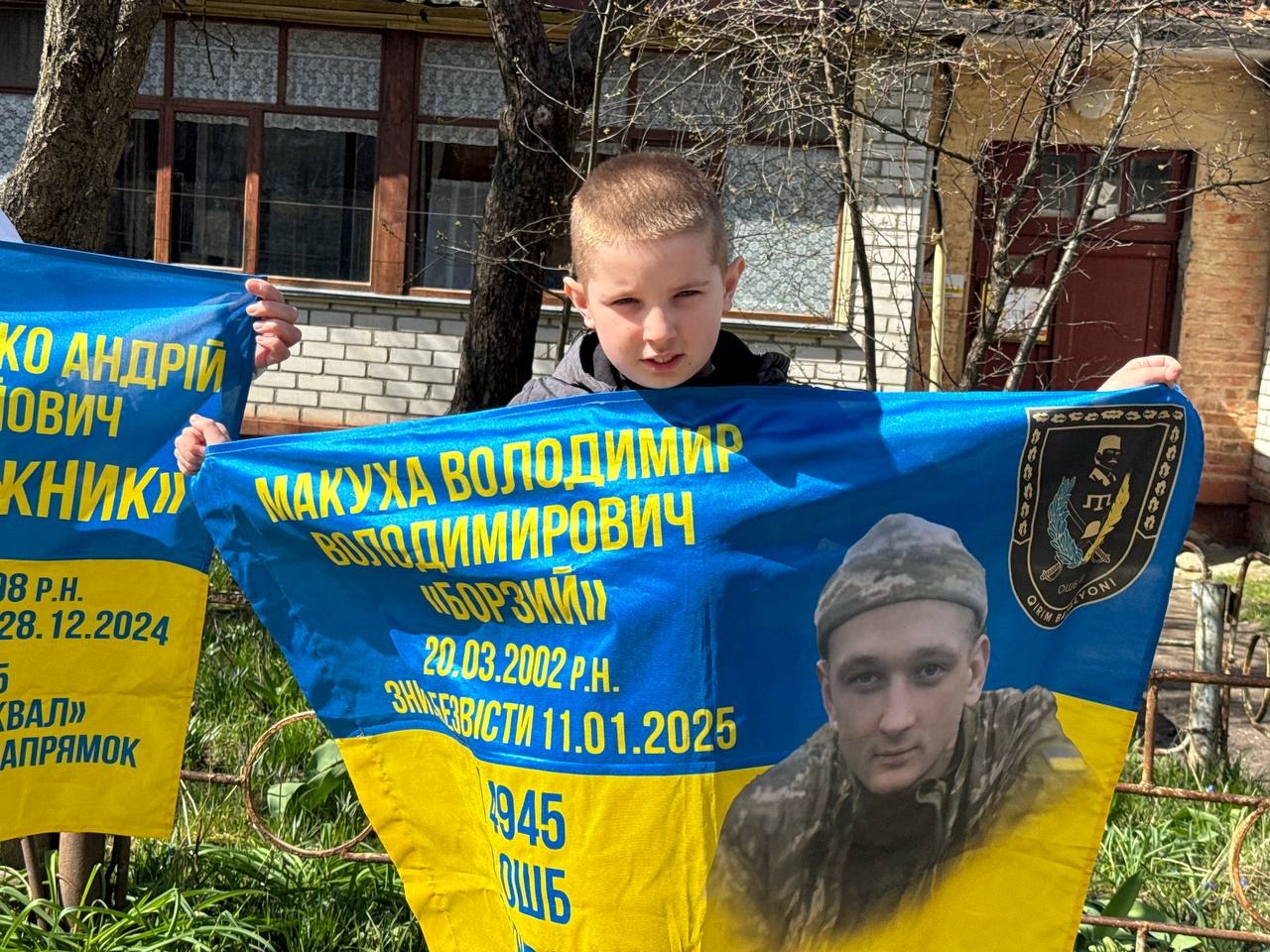 Я хустку чорну зняла. Сказала собі: «Ні, він живий»