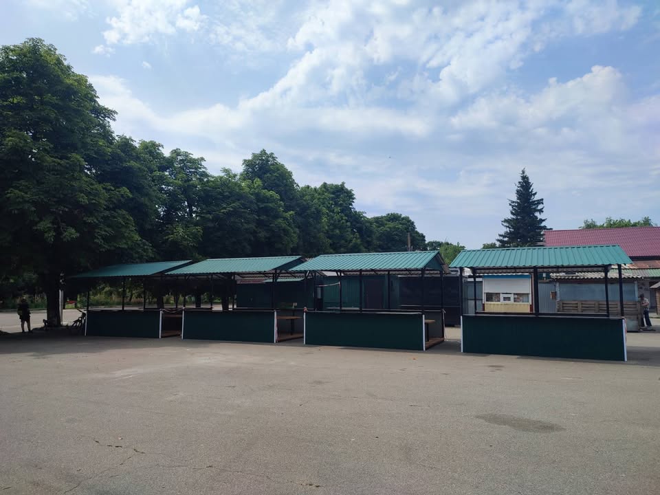 ФОТОФАКТ. Нові торгівельні павільйони з’явилися в Сосниці завдяки фінансуванню з місцевого бюджету