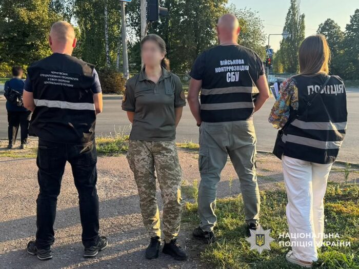 Поліцейські Чернігівщини затримали співробітницю Корюківського РТЦК за хабар у 20 тисяч гривень