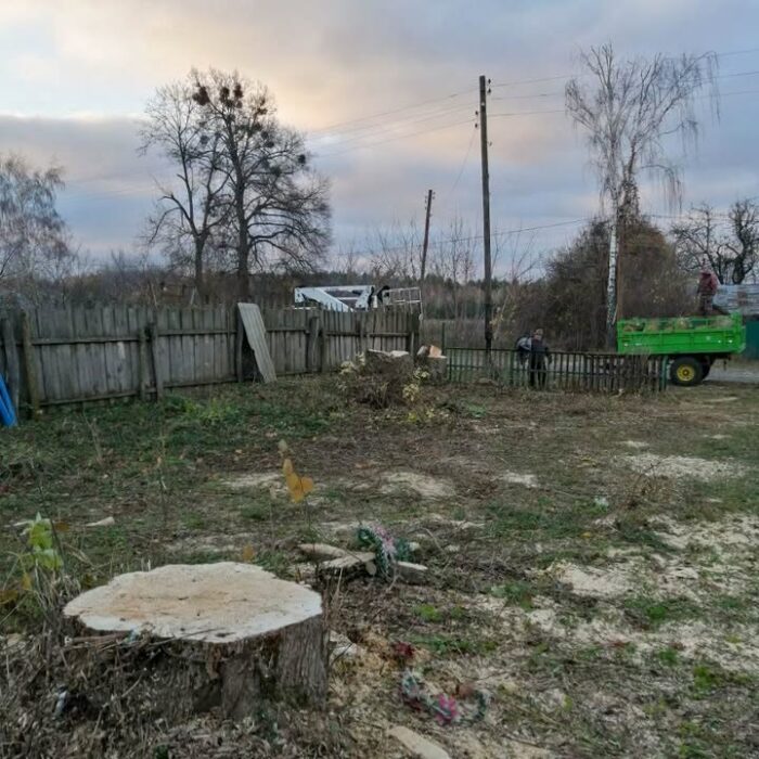 У Філонівці розчищають кладовище та встановлюють новий в’їзний знак