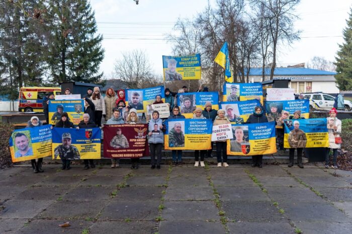 Родини полонених і зниклих безвісти військових пройшли мирною ходою вулицями Сосниці