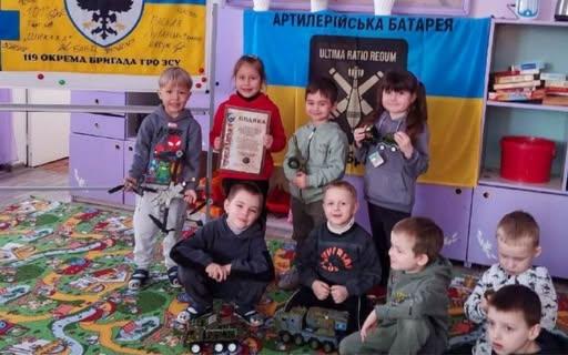 Сосницький дитсадок «Калинка» отримав подяку та подарунки від десантного батальйону