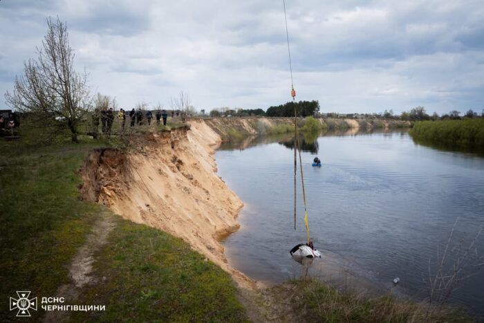 Рятувальники дістали легковик із Десни у селі Спаське