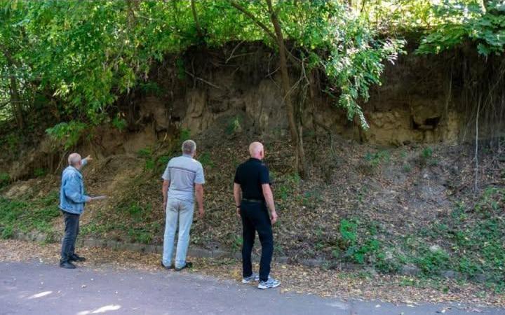 Ями на В’юнищанському кладовищі засиплють, а схил укріплять